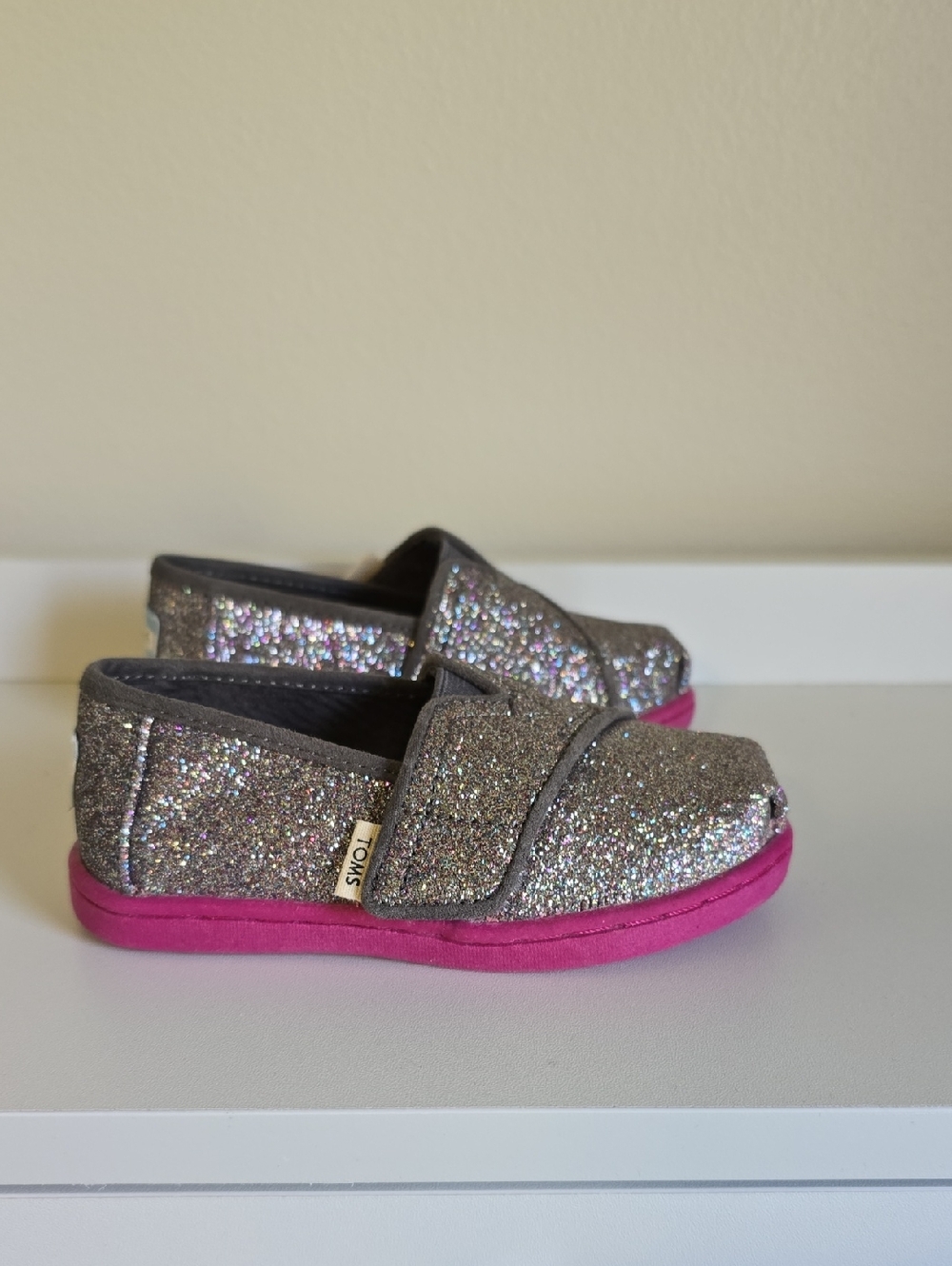 NWOT TOMS Glitter Kids Hook-and-Loop Shoes in Silver with Pink Sole Size 6T